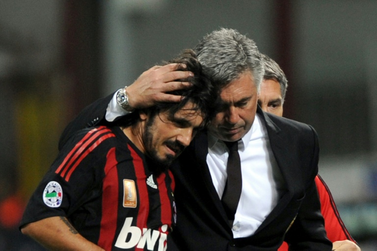 Le milieu de l'AC Milan Gennaro Gattuso avec son entraîneur Carlo Ancelotti après le match du Championnat d'Italie entre l'AC Milan et la Lazio le 21 septembre 2008 à San Siro