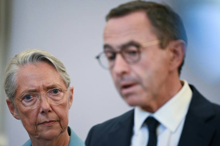 La ministre de l'Education Elisabeth Borne regarde le ministre de l'Intérieur Bruno Retailleau s'adresser aux journalistes après une réunion interministérielle sur la canicule, au ministère de l'Intérieur, Place Beauvau, à Paris, le 29 juin 2025