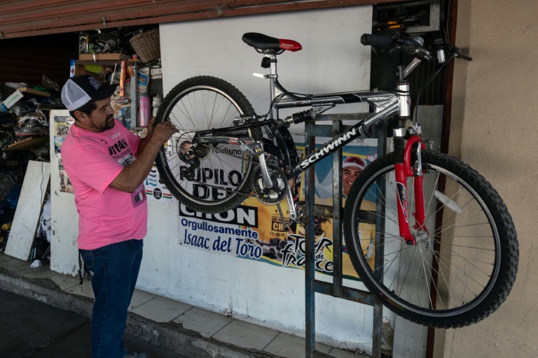 Le premier entraîneur du cycliste mexicain Isaac del Toro, Jose Ascencion 'Chon' Acevedo Castellanos, travaille dans son atelier de vélo à Ensenada, en Basse Californie, le 31 mai 2025