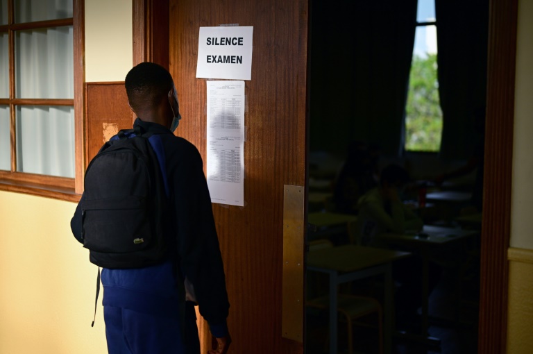 Un élève devant une salle d'examen du baccalauréat, le 17 juin 2021 au lycée Hélène Boucher de Paris