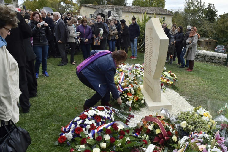 Une cérémonie le 23 octobre 2016 à Puisseguin, en Gironde, en hommage aux victimes de l'accident qui avait fait 43 morts en 2015