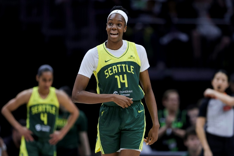 Dominique Malonga, la pivot française du Seattle Storm, pendant un match de WNBA contre le Phoenix Mercury, le 23 mai 2025, à Seattle