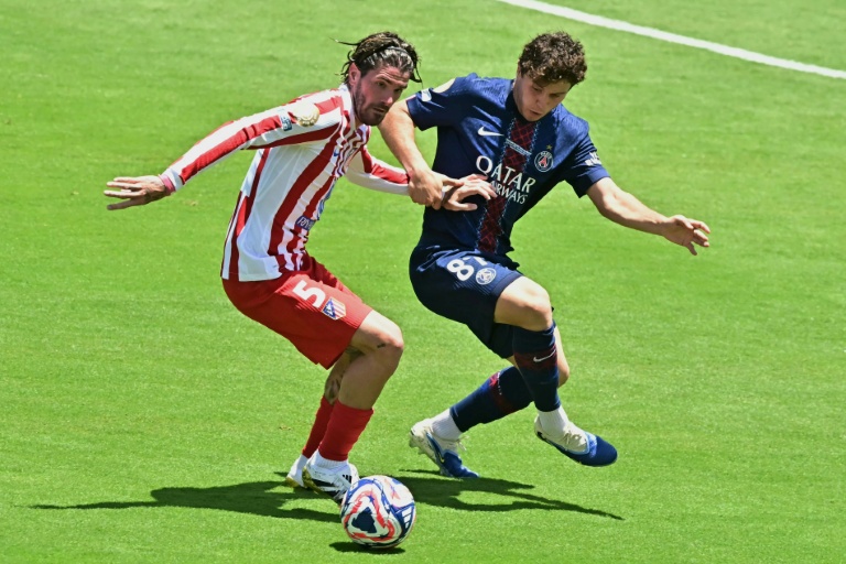 Le milieu de terrain argentin de l'Atlético Madrid Rodrigo De Paul (g.) face au milieu de terrain portugais du Paris Saint-Germain Joao Neves lors du match du Groupe B de la Coupe du monde des clubs 2025 entre le PSG et l'Atlético, à Los Angeles, le 15 juin 2025