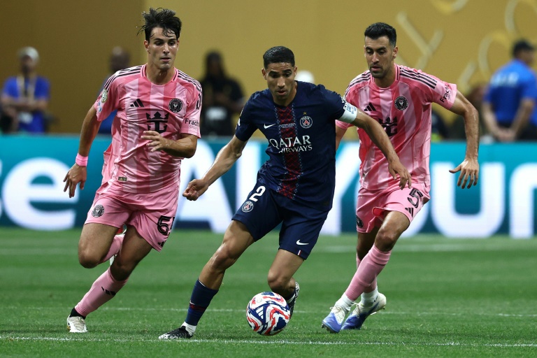Le latéral marocain du PSG Achraf Hakimi entouré de Tomas Aviles (gauche) et Sergi Busquets (droite) lors du 8e de finale du Mondial des clubs entre le PSG et l'Inter Miami à Atlanta le 29 juin 2025