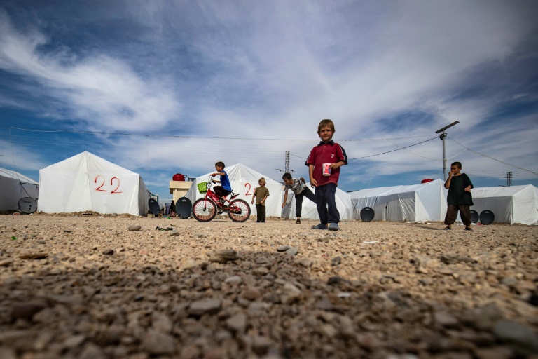 Des enfants au camp Roj, où sont détenus des proches de personnes soupçonnées d'appartenir au groupe État islamique (EI), dans la province de Hassaké, au nord-est de la Syrie, le 8 octobre 2023