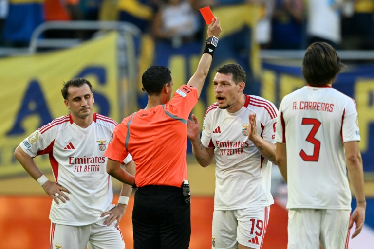 L'arbitre mexicain Cear Ramos expulse l'attaquant italien du Benfica Andrea Belotti, le 16 juin 2025 en Mondial des clubs à Miami