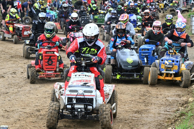 Des participants de la 10e édition des 24 heures d'endurance tondeuses aux Petites-Armoises, dans les Ardennes, le 7 juin 2025
