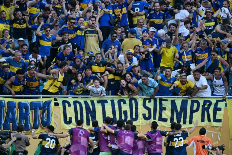 Les supporteurs du Boca Juniors exultent après le deuxième but de leur équipe, le 16 juin 205 en Mondial des clubs à Miami