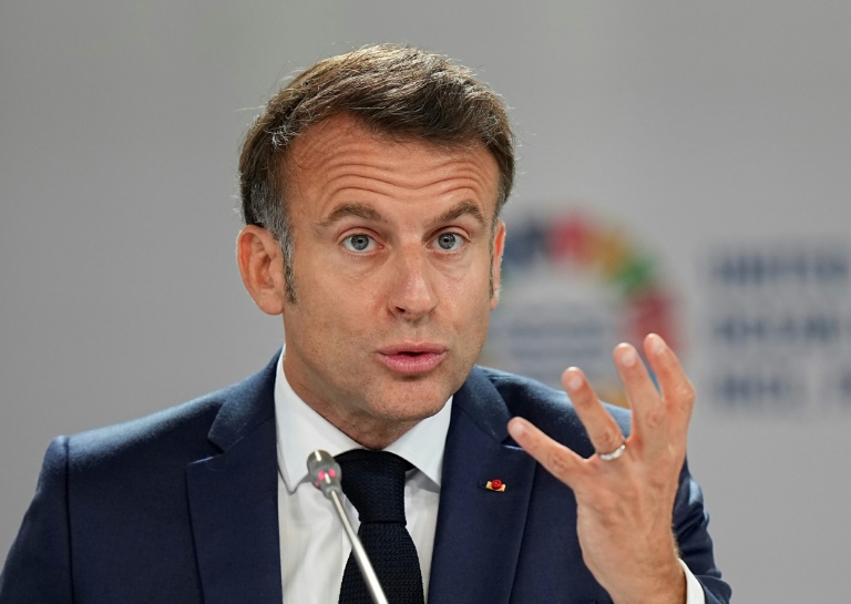 Le président français Emmanuel Macron s'adresse au public au centre de conférences du Centre des Expositions dans le cadre de la session d'ouverture de la troisième Conférence des Nations Unies sur les Océans (UNOC3) à Nice le 9 juin 2025