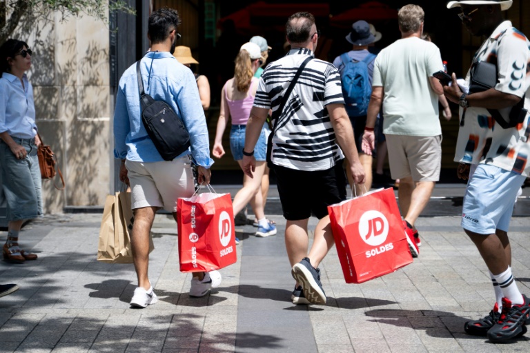Premier jour des soldes d'été à Paris, le 25 juin 2025