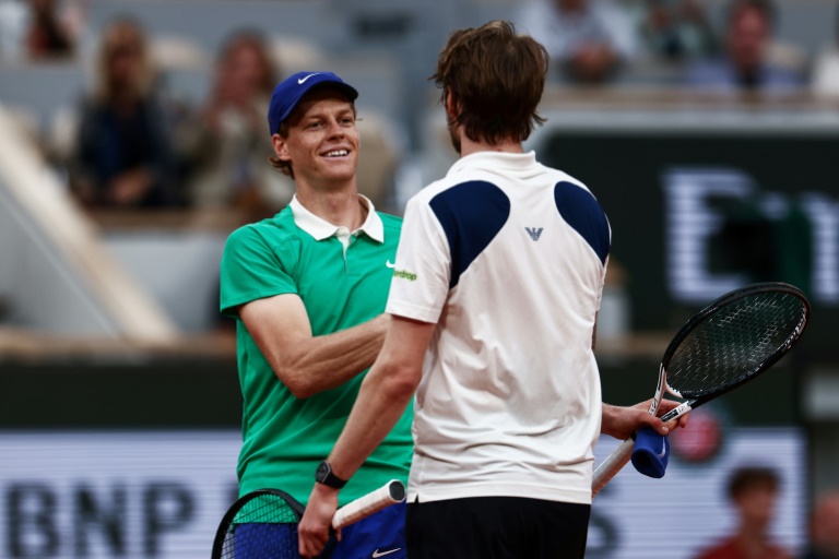 L'Italien Jannik Sinner et le Kazakh Alexander Bublik se serrent la main après la victoire du premier en quart à Roland-Garros le 4 juin 2025 à Paris