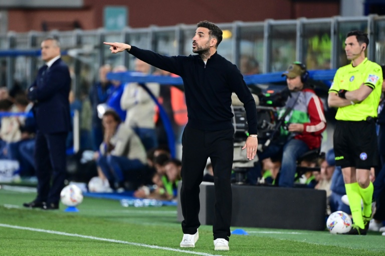 L'entraîneur de Côme Cesc Fabregas durant un match du Championnat d'Italie de son équipe face à l'Inter Milan le 23 mai 2025
