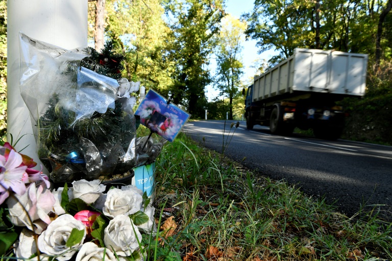 Un camion passe le 18 octobre 2016 sur le site de l'accident de Puisseguin, en Gironde, qui avait fait 43 morts en 2015