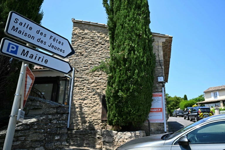 Un panneau indique la direction de la salle des fêtes à Goult, dans le Vaucluse, où deux personnes sont mortes et trois autres gravement blessées après des tirs lors d'un mariage, le 22 juin 2025