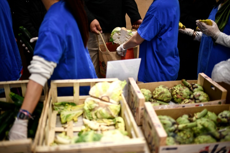 Distribution d'aide alimentaire près de Bordeaux, le 3 avril 2024 en Gironde