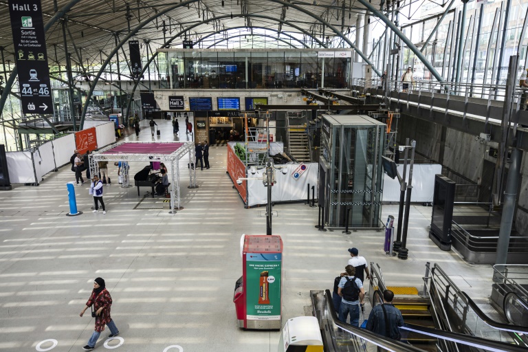 Des voyageurs à la gare SNCF Lille Europe, le 25 juin 2025 à Lille, dans le Nord