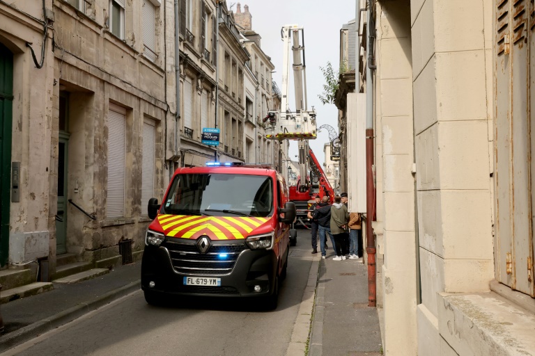 L'incendie s'est déclaré dans un appartement d'un immeuble de deux étages avec combles au cœur de la cité médiévale de Laon (Aisne)