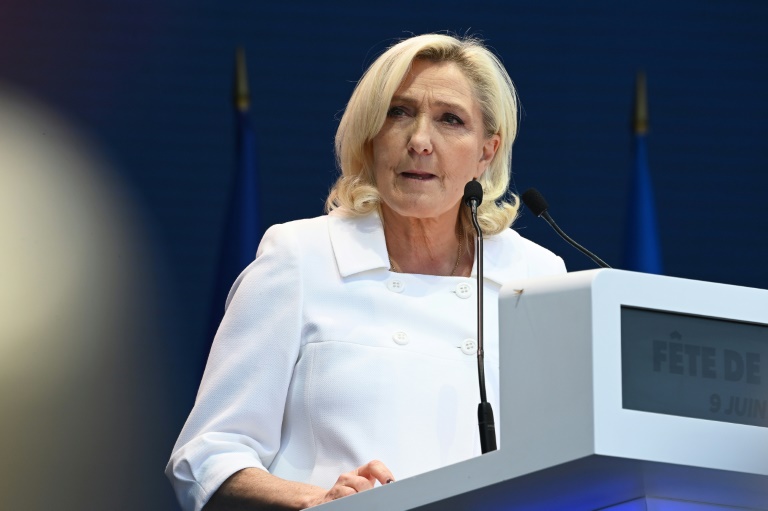 La présidente du groupe parlementaire du Rassemblement national, Marine Le Pen, prononce un discours à Mormant-sur-Vernisson, dans le centre de la France, le 9 juin 2025