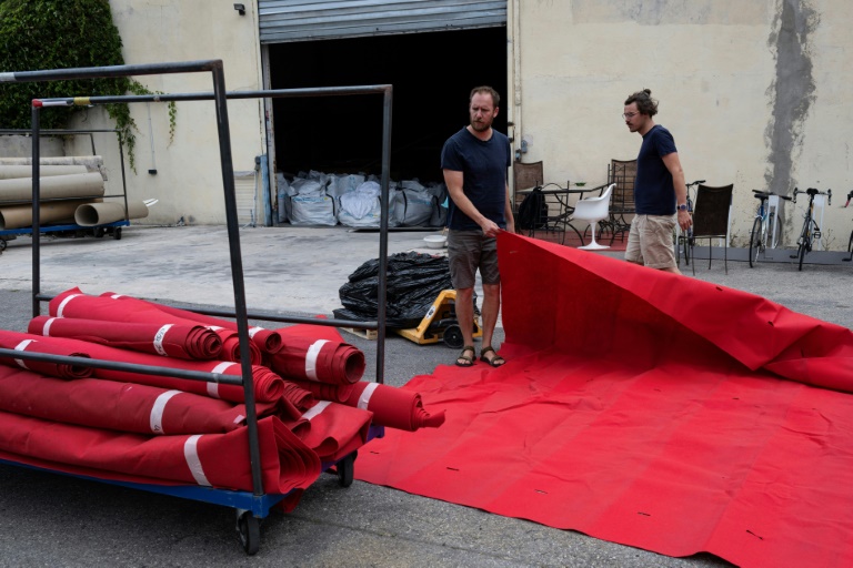 Dans l'entrepôt de l'association La réserve des arts, les tapis rouges utilisés lors du dernier Festival de Cannes sont mis en valeur et préparés pour être recyclés, le 4 juin 2025, à Marseille