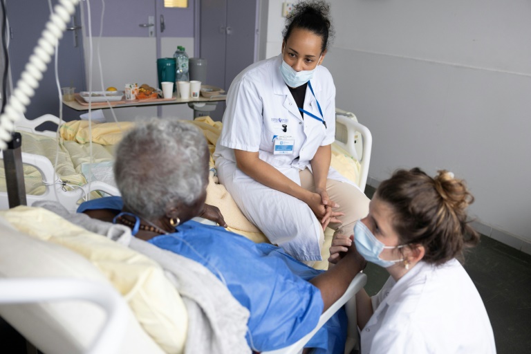 Une infirmière et une thérapeute au chevet d'une patiente en soins palliatifs à l'hôpital AP-HP Antoine-Béclère à Clamart, dans les Hauts-de-Seine, le 27 mai 2025