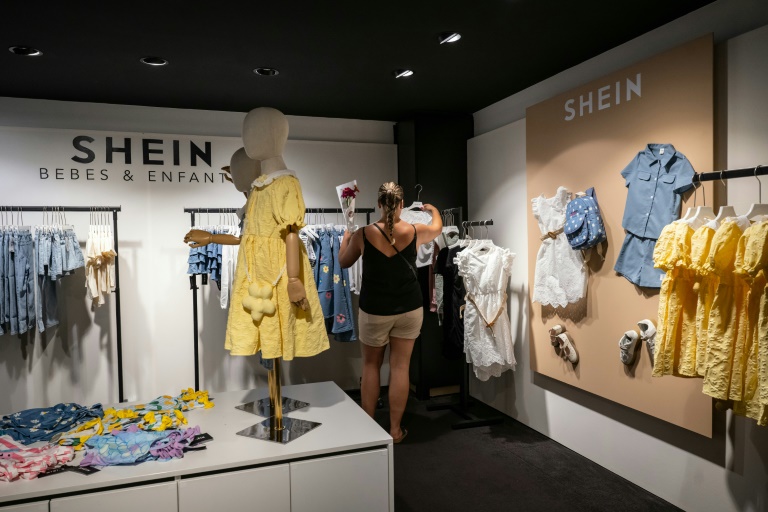 Une cliente dans une boutique éphémère de la marque asiatique Shein, le 26 juin 2025 à Diajon, en Côte-d'Or