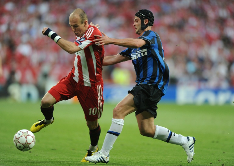 L'attaquant du Bayern Munich Arjen Robben face au défenseur de l'Inter Milan Cristian Chivu lors de la finale de la Ligue des champions 2010 le 22 mai 2010 à Madrid