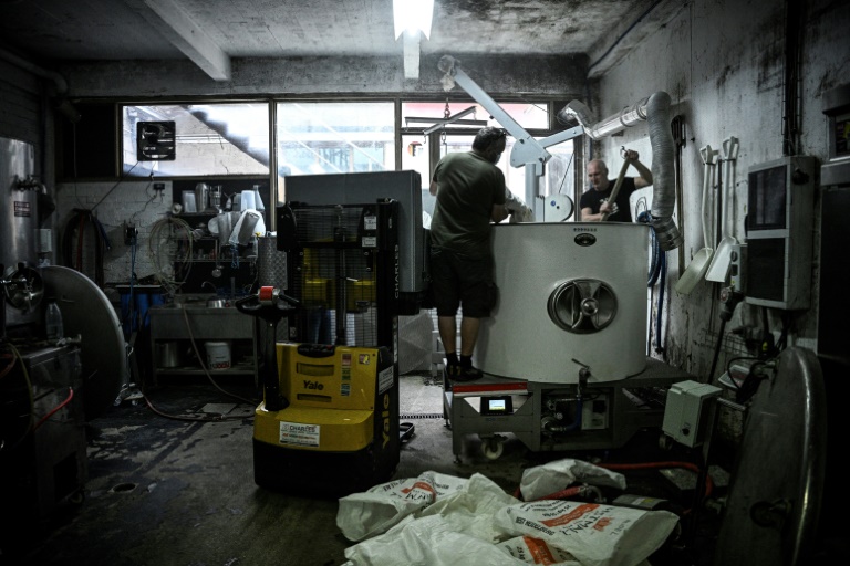 Des employés lors d'une opération de brassage, le 20 juin 2025 dans la Brasserie Croix de Chavaux à Montreuil, en Seine-Saint-Denis