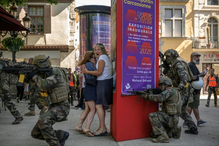 Des soldats du 3e Régiment de parachutistes d'infanterie de marine participent à un exercice militaire intitulé « Cathare 25 », dans la cité historique de Carcassonne le 27 juin 2025
