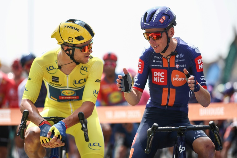 Romain Bardet discute avec Jonathan Milan, porteur du maillot jaune, au départ de la 3e étape du Critérium du Dauphiné dans sa ville natale de Brioude, le 10 juin 2025