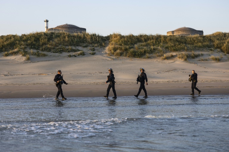 Des CRS arrivent sur la plage de Gravelines où des migrants tentent de monter à bord d'un bateau de passeurs pour traverser la Manche, le 16 juin 2025 dans le Nord