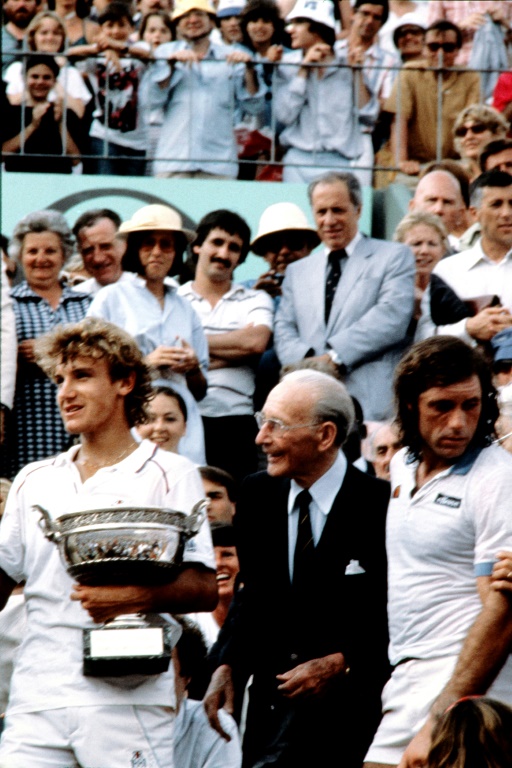 Mats Wilander (à gauche) après sa victoire contre Guillermo Vilas en finale de Roland-Garros le 6 juin 1982. Le Suédois et l'Argentin avait livré alors la finale la plus longue de l'histoire du tournoi (4h42)