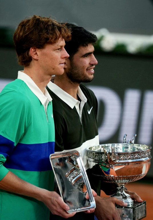 Les deux nouveaux patrons du tennis mondial, Jannik Sinner et Carlos Alcaraz, après leur finale à Roland-Garros remportée par l'Espagnol, le 8 juin 2025 à Paris