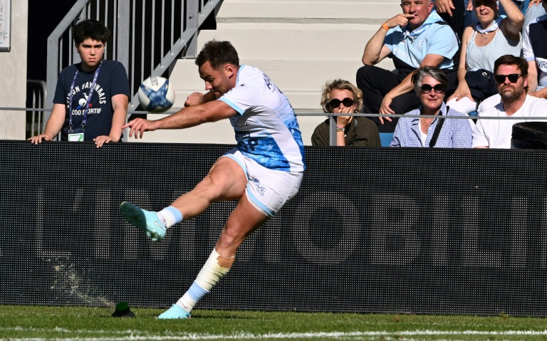 Le demi d'ouverture de Bayonne Joris Segonds tape une pénalité contre Vannes en Top 14, le 17 mai 2025
