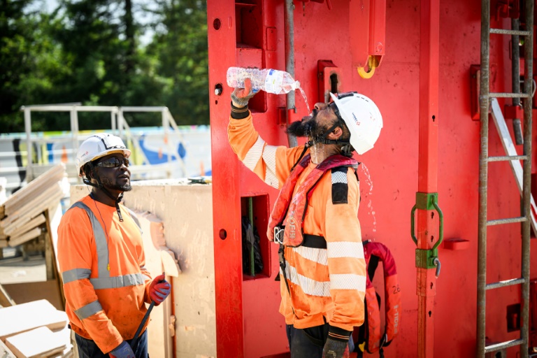 Un travailleur du bâtiment se rafraîchit, à Nantes le 19 juin 2025, lors de la vague de chaleur qui touche la France