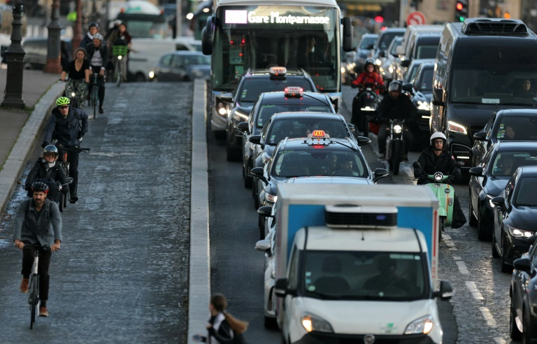 Des cyclistes et automobilistes, à l'heure de pointe à Paris, le 8 octobre 2024