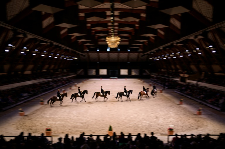 Des écuyers du Cadre Noir de Saumur lors d'un spectacle matinal, le 5 juin 2025 dans le Maine-et-Loire