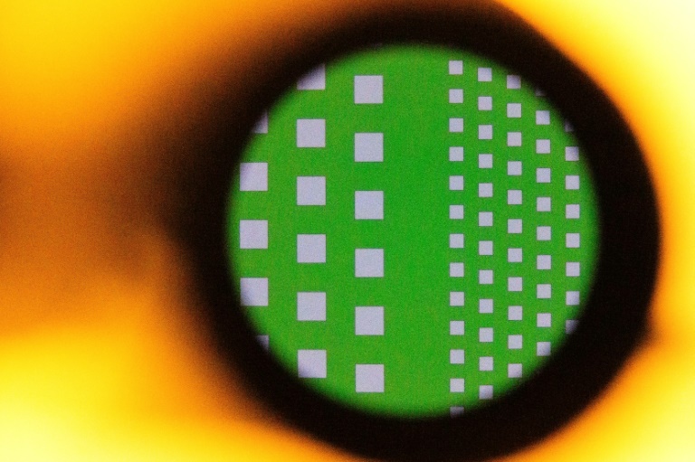 Une tranche de matériau semi-conducteur vue au microscope, le 30 avril 2025 à Séoul