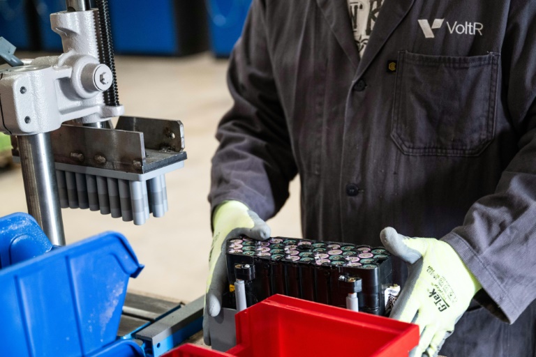 Un employé fabrique des batteries au lithium à partir de cellules de batterie de seconde vie à l'usine VoltR, à Verrières-en-Anjou, le 10 juin 2025 en Maine-et-Loire