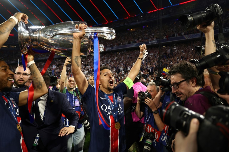 Le capitaine du PSG Marquinhos soulève le trophée de la C1 remporté contre l'Inter à Munich, le 31 mai 2025