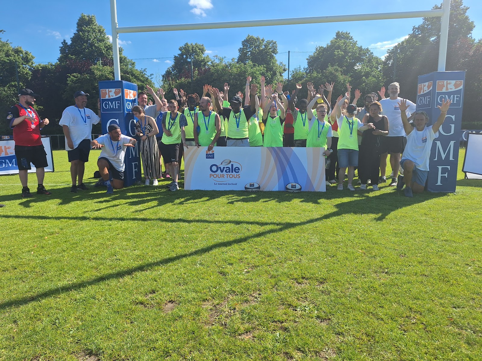Le samedi 28 juin, en amont de la finale du Top 14, une trentaine de personnes du réseau UNAPEI et de collaborateurs de la GMF se sont réunies au stade Claude Luboz de Gennevilliers (Hauts-de-Seine) à l’occasion d’un tournoi inclusif organisé par la GMF.