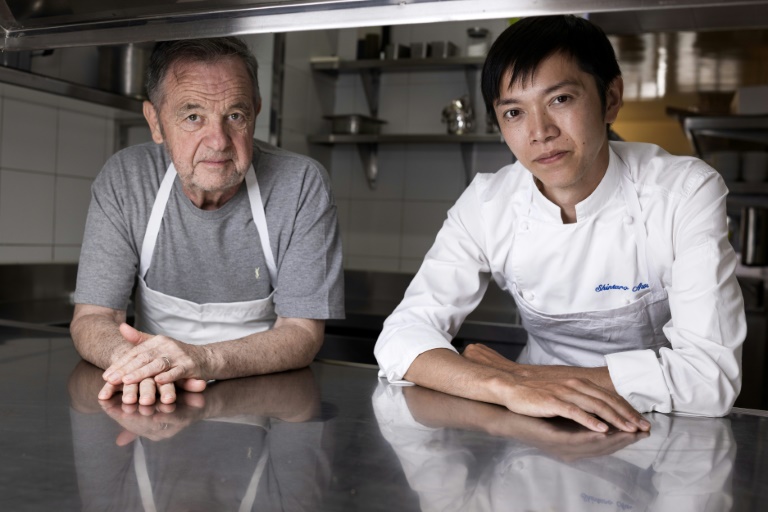 Le chef Bernard Pacaud (g) et son successeur, le chef japonais Shintaro Awa, dans les cuisines du restaurant l'Ambroisie, le 3 juillet 2025 à Paris
