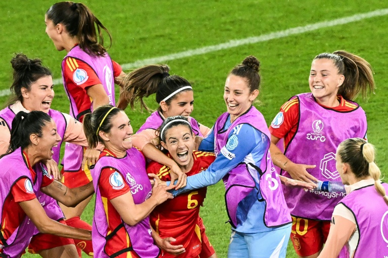 La joie de l'Espagnole Aitana Bonmati (c), buteuse face à l'Allemagne, félicitée par ses coéquipières, en demi-finale de l'Euro, le 23 juillet 2025 à Zurich