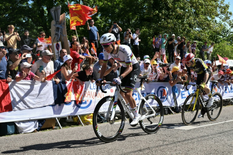 Tadej Pogacar (G) et Jonas Vingegaard à la lutte dans la rampe de Saint-Hilaire, à l'approche de l'arrivée de la 4e étape du Tour de France à Rouen, le 8 juillet 2025