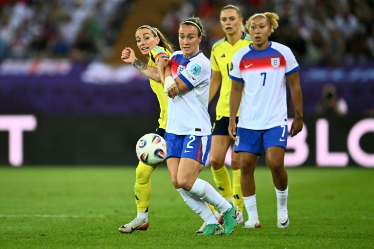 La défenseuse anglaise Lucy Bronze au duel avec la Suédoise Kosovare Asllani lors du quart de finale de l'Euro-2025 entre l'Angleterre et la Suède à Zurich (Suisse) le 17 juillet 2025