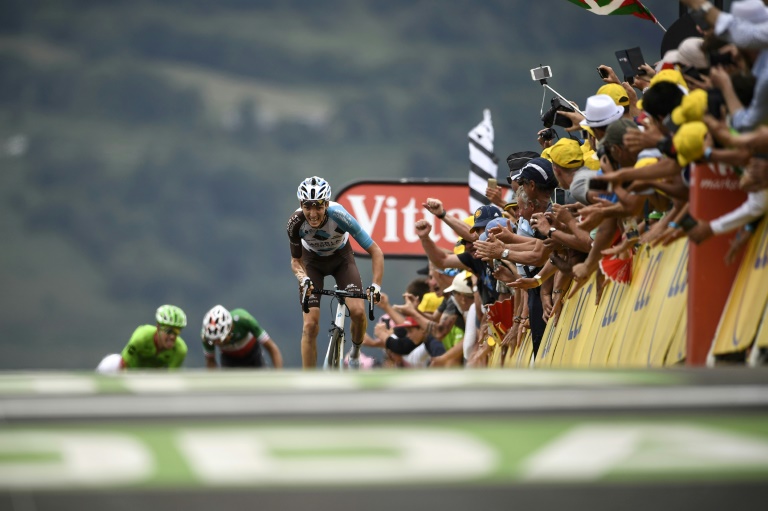 Romain Bardet (à droite) le 13 juillet 2017 dans les derniers mètres de la 12e étape du Tour de France à Peyragudes. Le leader d'AG2R s'impose et reprend ce jour-là 22 secondes à Christopher Froome. Il finira sur la 3e place du podium final
