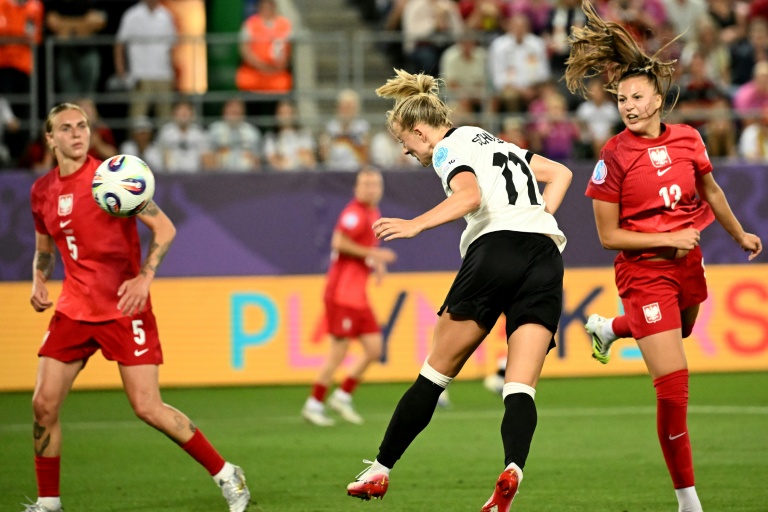 L'attaquante allemande Lea Schüller reprend le ballon de la tête pour inscrire le deuxième but de son équipe lors du match du groupe C de l'Euro féminin 2025 entre l'Allemagne et la Pologne, à l'Arena St.Gallen de Saint-Gall, le 4 juillet 2025.