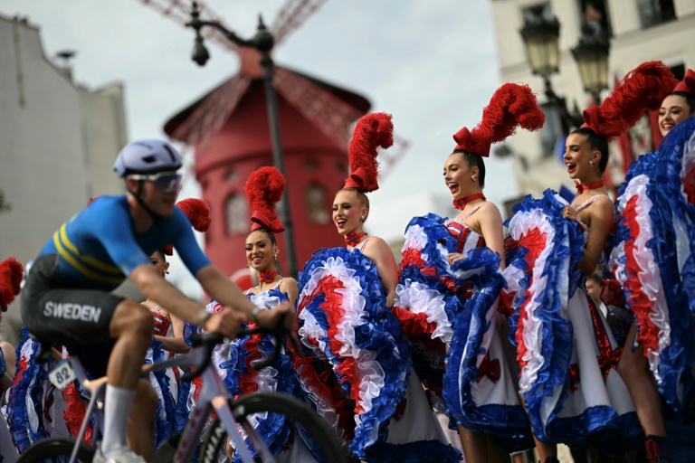 Les danseuses du Moulin Rouge lors de la course cycliste sur route masculine des Jeux Olympiques de Paris 2024 à Paris, le 3 août 2024