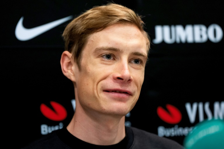 Le cycliste danois Jonas Vingegaard donne une conférence de presse avec l'équipe Visma-Lease a Bike avant le Tour de France à Lille, France, le 4 juillet 2025