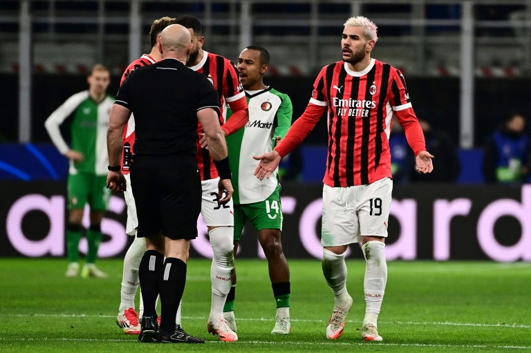 Théo Hernandez exclu lors du barrage retour de Ligue des champions contre le Feyenoord à Milan, le 18 février 2025