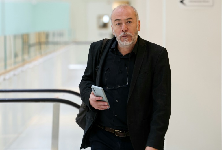 Le journaliste Christophe Nobili arrive pour l'ouverture du procès des anciens dirigeants du journal satirique Le canard enchaîné pour abus de biens sociaux au tribunal judiciaire de Paris, le 8 octobre 2024